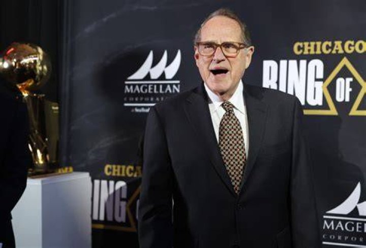 Does Jerry Reinsdorf live in Chicago?