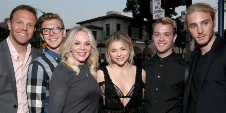 How many siblings does Chloë Grace Moretz have?