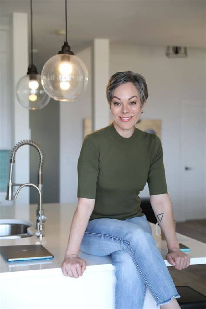 How Much Money Does Catherine Lee Smith Make? Latest Catherine Lee Smith Net Worth Income Salary