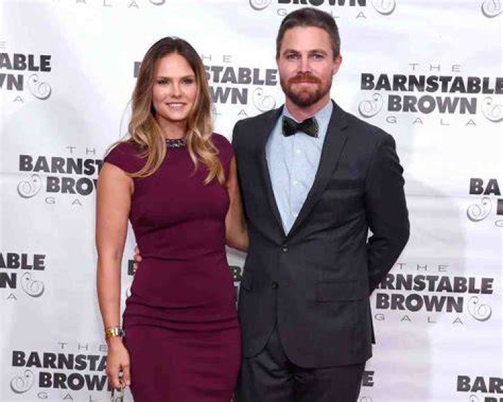 Stephen Amell – Bio, Wife, Brother, Daughter, Height, Net worth, Age