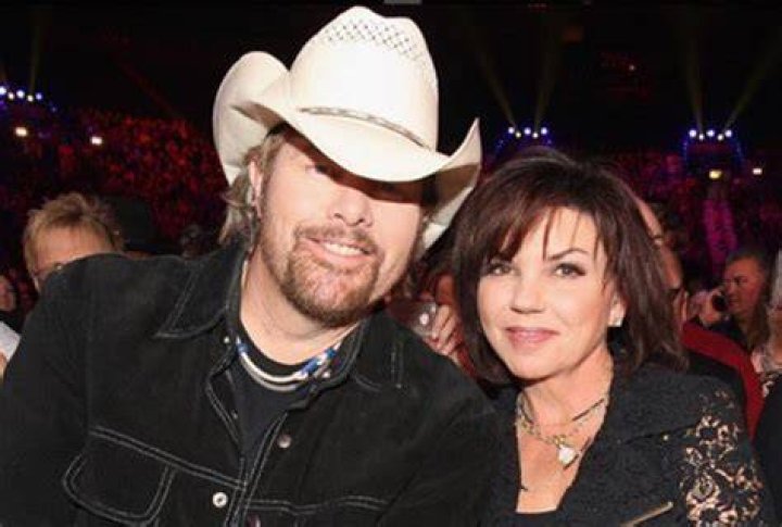 Toby Keith: Wife, net worth, tattoos, smoking & body facts