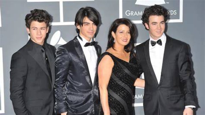 What ethnicity are the Jonas Brothers parents?